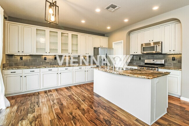 Building Photo - Beautifully Maintained Roseville Home with...