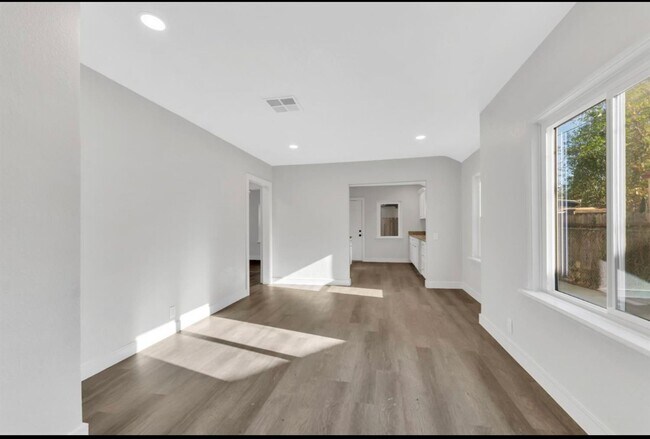 Building Photo - 1519 Tessa Ave