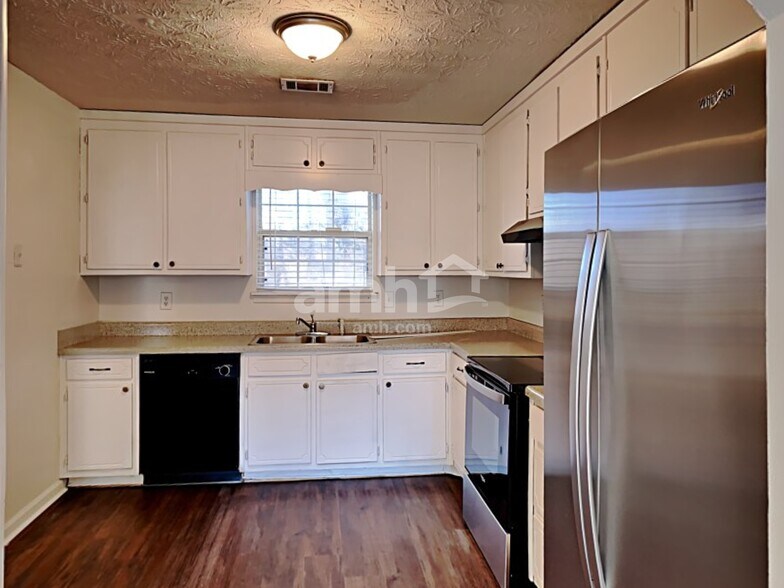 Building Photo - 200 Deer Walk Dr