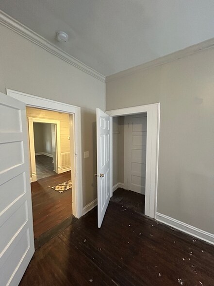 Building Photo - 927 S Jackson St