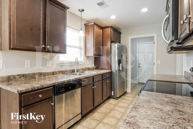 Building Photo - 221 Hillcrest Dr