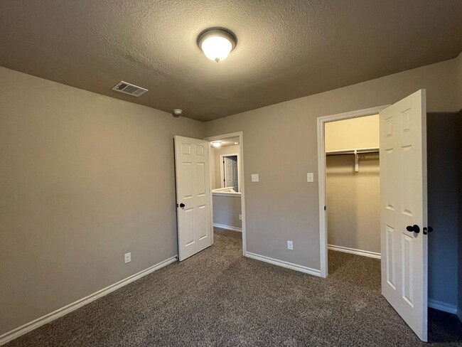 Building Photo - Town home for rent