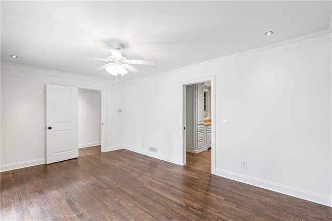 Building Photo - 2468 Ridgeway Dr