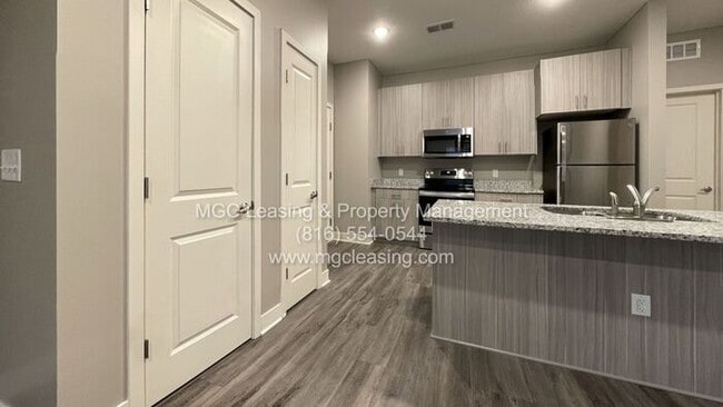 Building Photo - Sophisticated Style and Scenic Views in No...