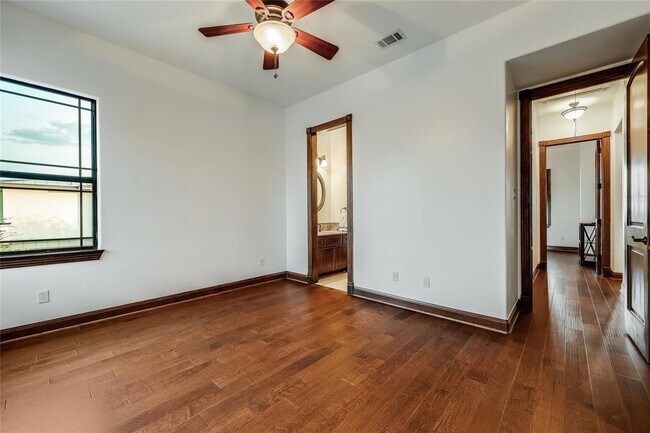 Building Photo - 17005 Northlake Hills Dr