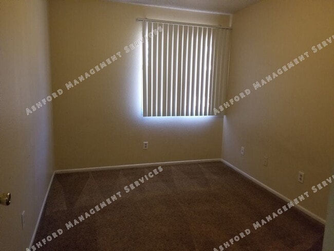 Building Photo - 2 STORY TOWNHOME WITH ATTACHED GARAGE WATER INCL