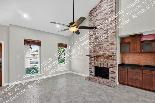 Building Photo - 593 King Cir