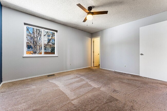 Building Photo - Beautiful 3 Bed, 2 Bath Home in Aurora with Backyard and Deck!