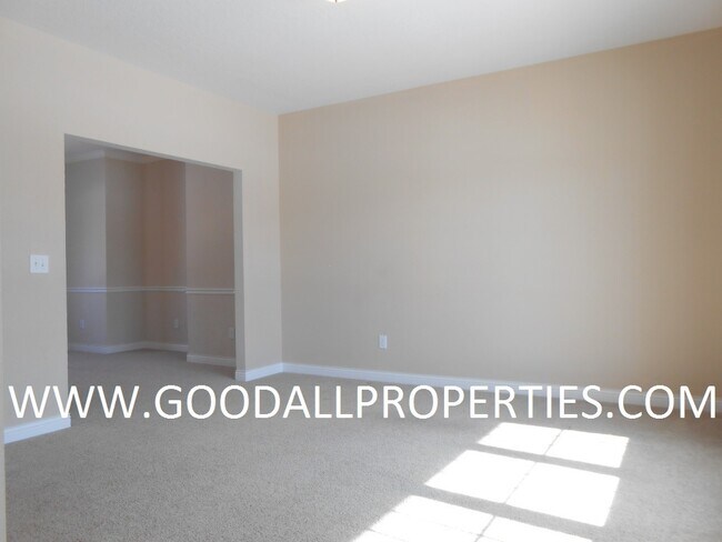 Building Photo - 4BR Urbandale Home with a 3-Car Garage, Deck & Fireplace