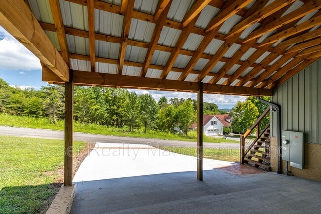 Building Photo - 915 River Cliff Dr