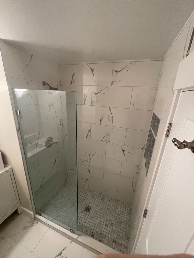 Building Photo - BEAUTIFLLY UPDATED TOWNHOME