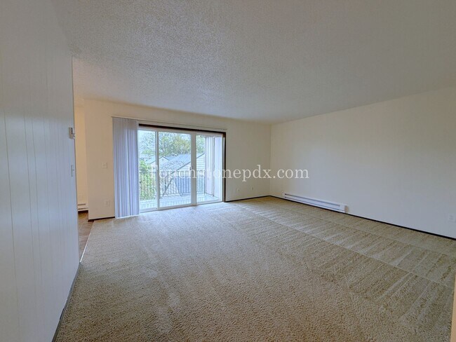 Building Photo - Updated 2 Bdrm Apartment with Balcony in Sellwood Moreland Neighborhood