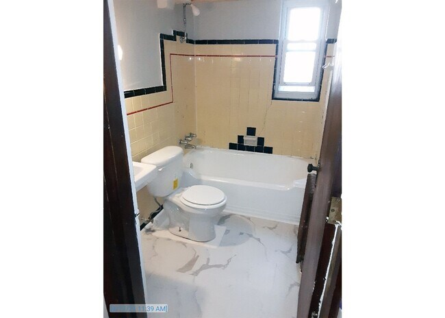 Interior Photo - Ludlow 950