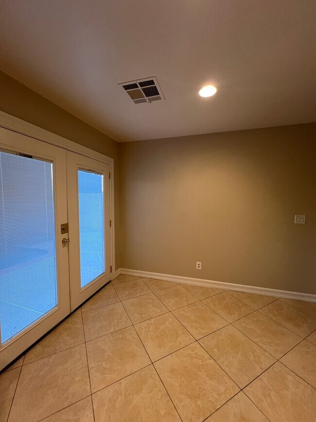 Building Photo - 3 bedroom upgraded Green Valley Home with Pool!