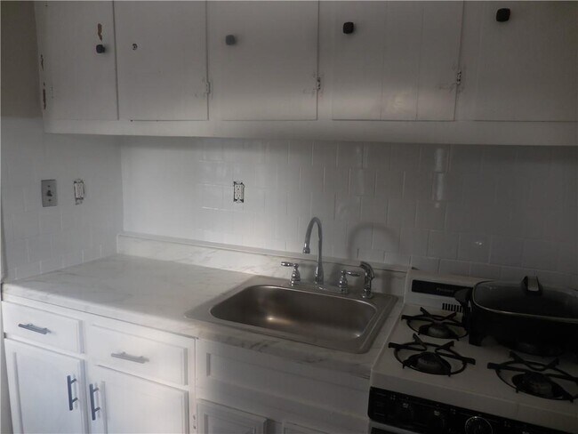 Building Photo - 14 Maurice Ln