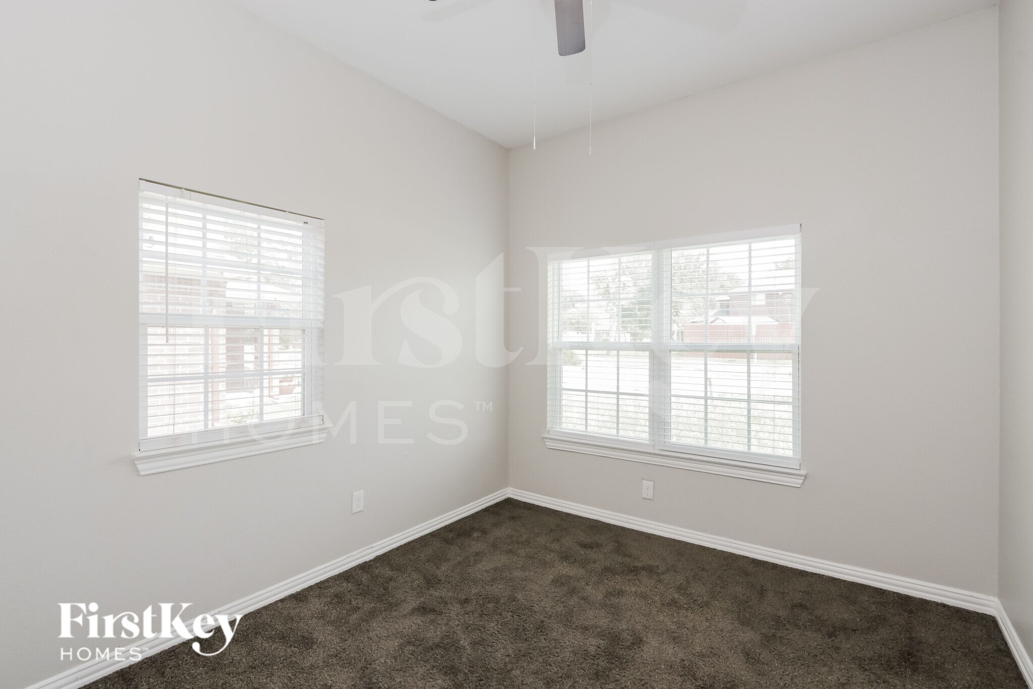 Building Photo - 1633 Mockingbird Ln