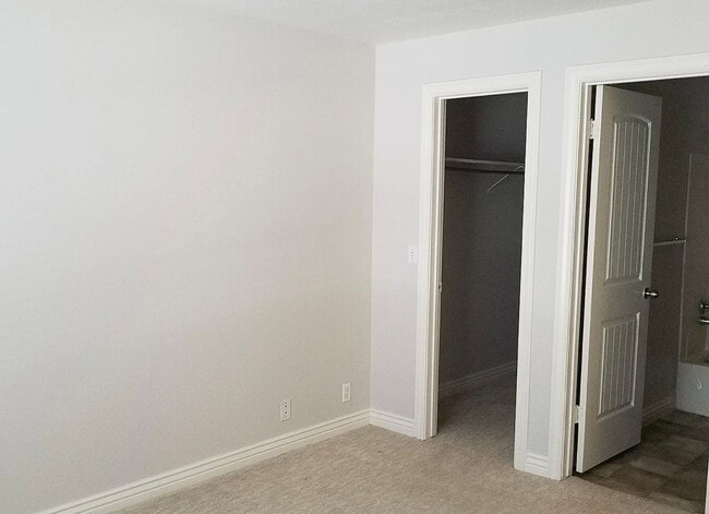 Building Photo - Beautiful 2 bedroom/2 bathroom condo with Mountain View’s