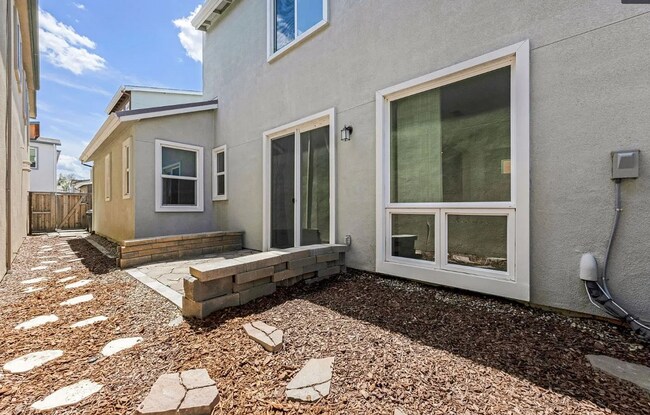 Building Photo - 3 bedroom | 3.5 bathroom | Davis Single Fa...