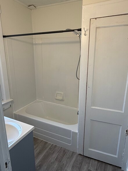 Building Photo - 108 S Warner St