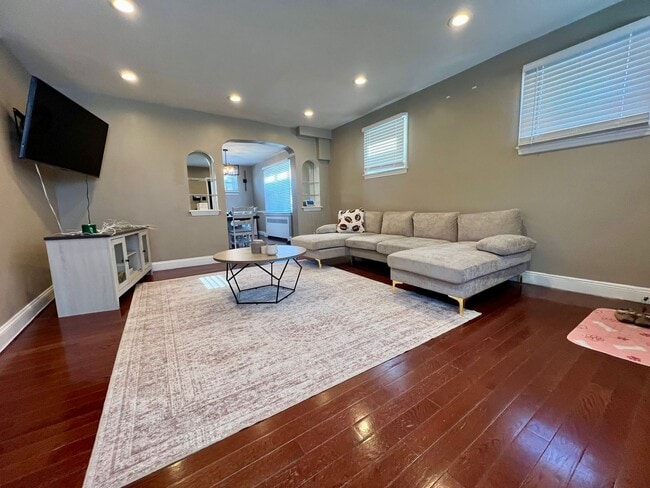 Building Photo - Stunning 3-Bed Twin Home in Lansdowne! Available May 1st!