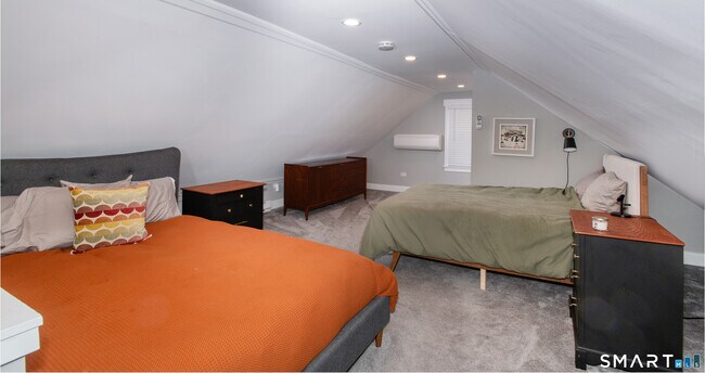 Building Photo - 421 Main St