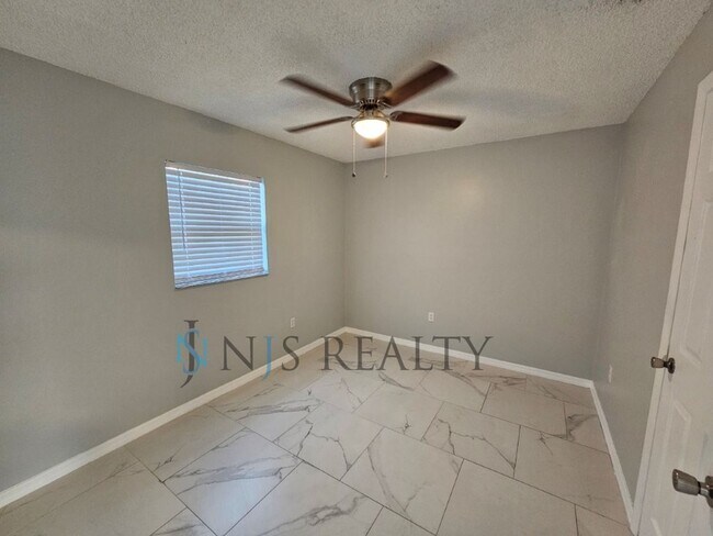 Building Photo - REDUCED PRICE!!!!  MUST SEE.. BEAUTIFUL IN...