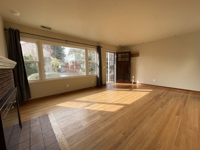 Building Photo - Charming Sellwood Bungalow with Nice Shed, Washer/Dryer, Fenced Yard