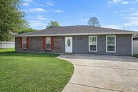 Building Photo - 4BR/2BA Single Family Home in Quiet Neighborhood
