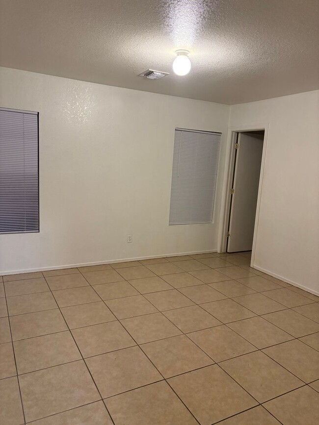 Building Photo - Charming 3 Bedroom 2 Bath Family Home! Must See! Move In Special!!