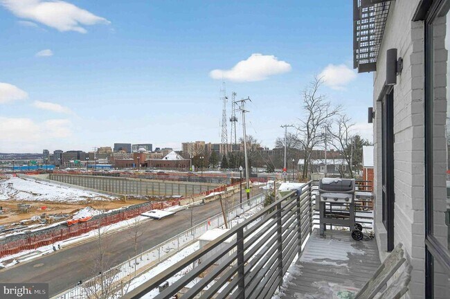 Building Photo - 911 S Oak St