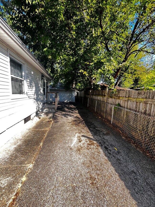 Building Photo - 2 Bedroom Home Dixie High Way