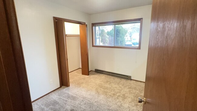 Building Photo - Charming 3BR/2.5BA Home with Fenced Yard in NE Madras