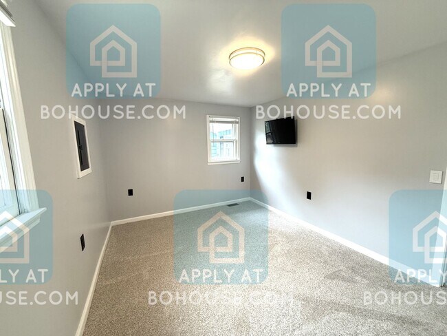 Building Photo - AVAILABLE SOON! LAKEFRONT 2 BED 1.5 BATH H...