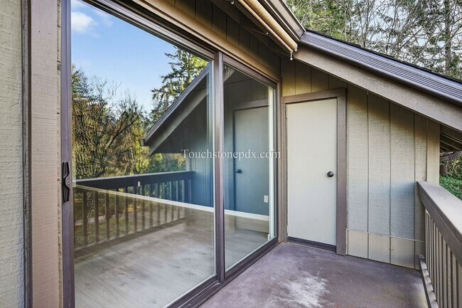 Building Photo - Updated 1BD/1BA Condo in Portland’s West Hills w/ Carport & Private Balcony