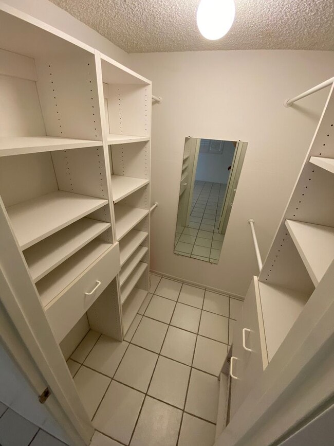 Building Photo - 615 Esplanade