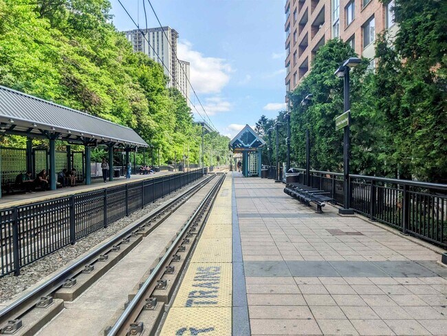 Building Photo - 96 Bowers St