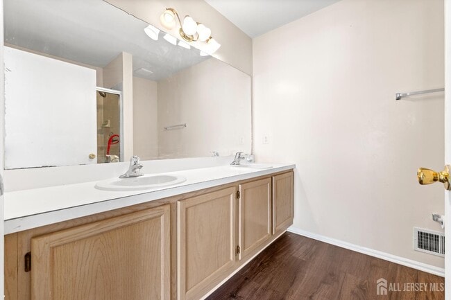 Building Photo - 421 Plymouth Rd