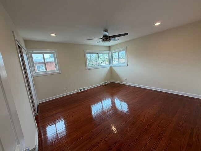 Building Photo - 140 E Northwest Hwy