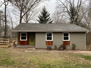 Building Photo - Conveniently located 4 bedroom, 2 bathroom...