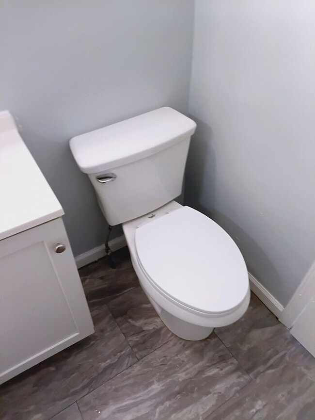 Building Photo - Fully Renovated 2 Bed | Fresh, Clean, Move-In Ready