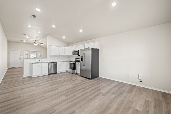 Building Photo - Large 3/2/2 in Frenship ISD!