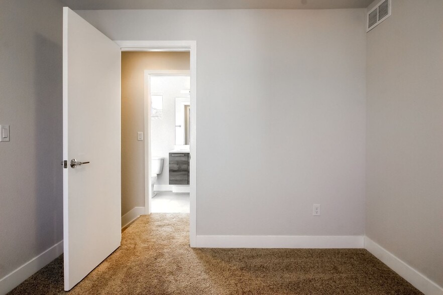 Building Photo - 1018 Depew St