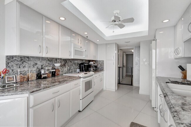 Building Photo - 4740 S Ocean Blvd