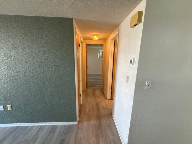 Building Photo - Beautiful 2 bedroom home with fenced in backyard