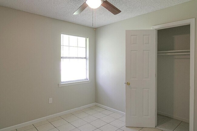 Building Photo - 1235 Pineridge Way
