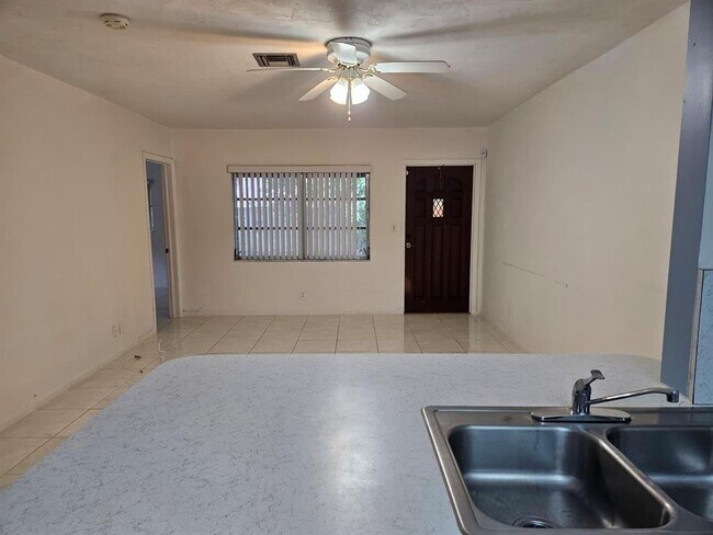 Building Photo - 7904 NW 70th Ct