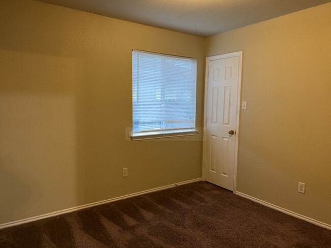 Building Photo - 1201 Fox Creek Dr