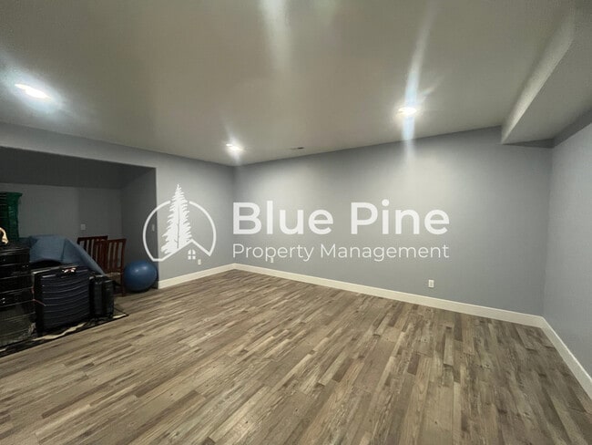 Building Photo - 1885 Mesa Cyn Dr