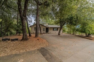 Building Photo - Large 2 Bedroom Home