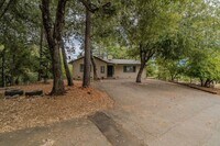 Building Photo - Large 2 Bedroom Home